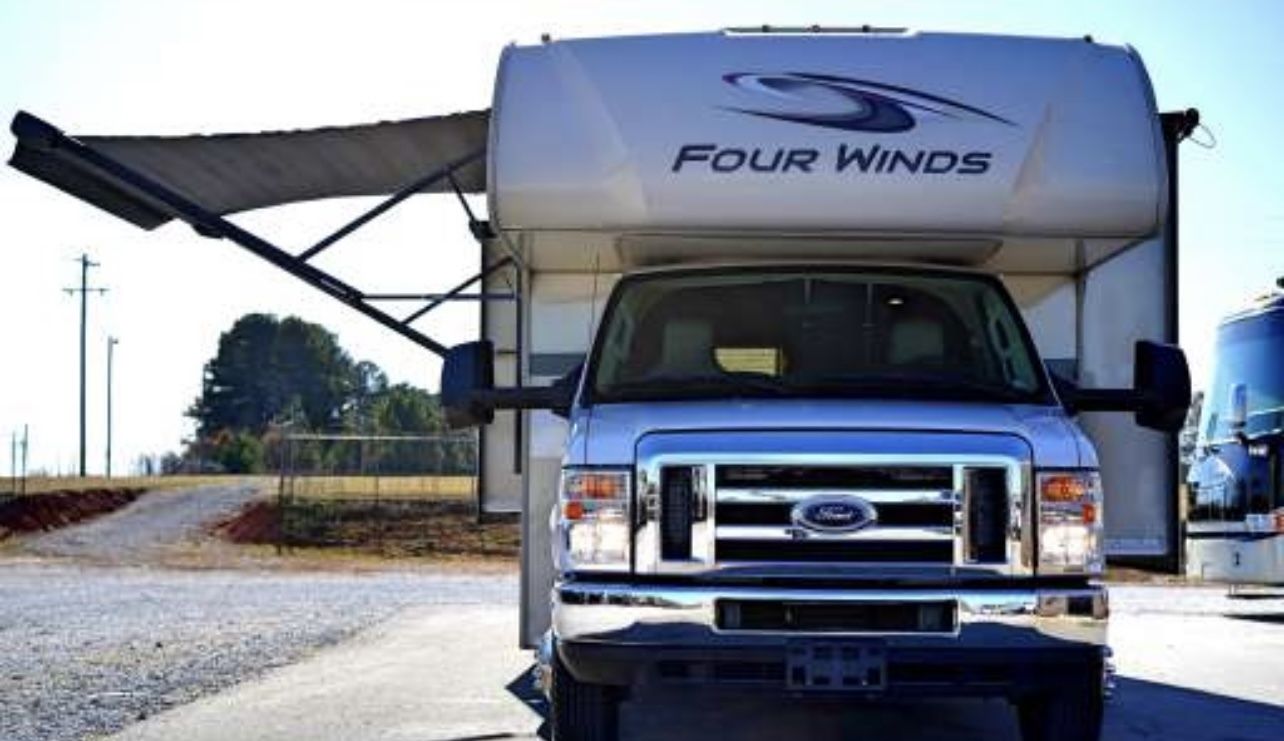 Photo 7 - 2019 Fourwinds Class C Motorhome rental photo 9