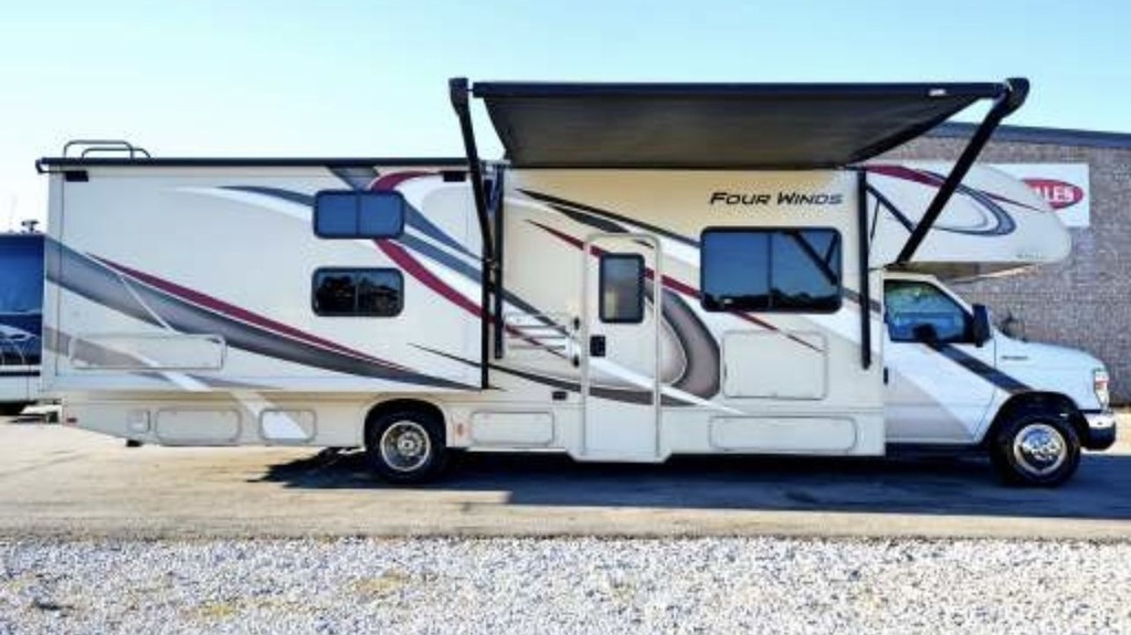Photo 13 - 2019 Fourwinds Class C Motorhome rental photo 15
