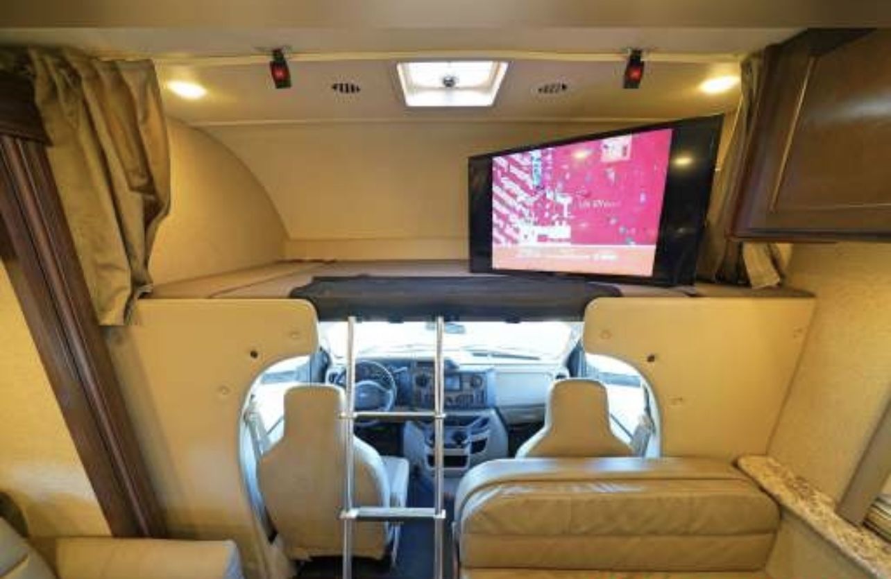 Photo 15 - 2019 Fourwinds Class C Motorhome rental photo 17