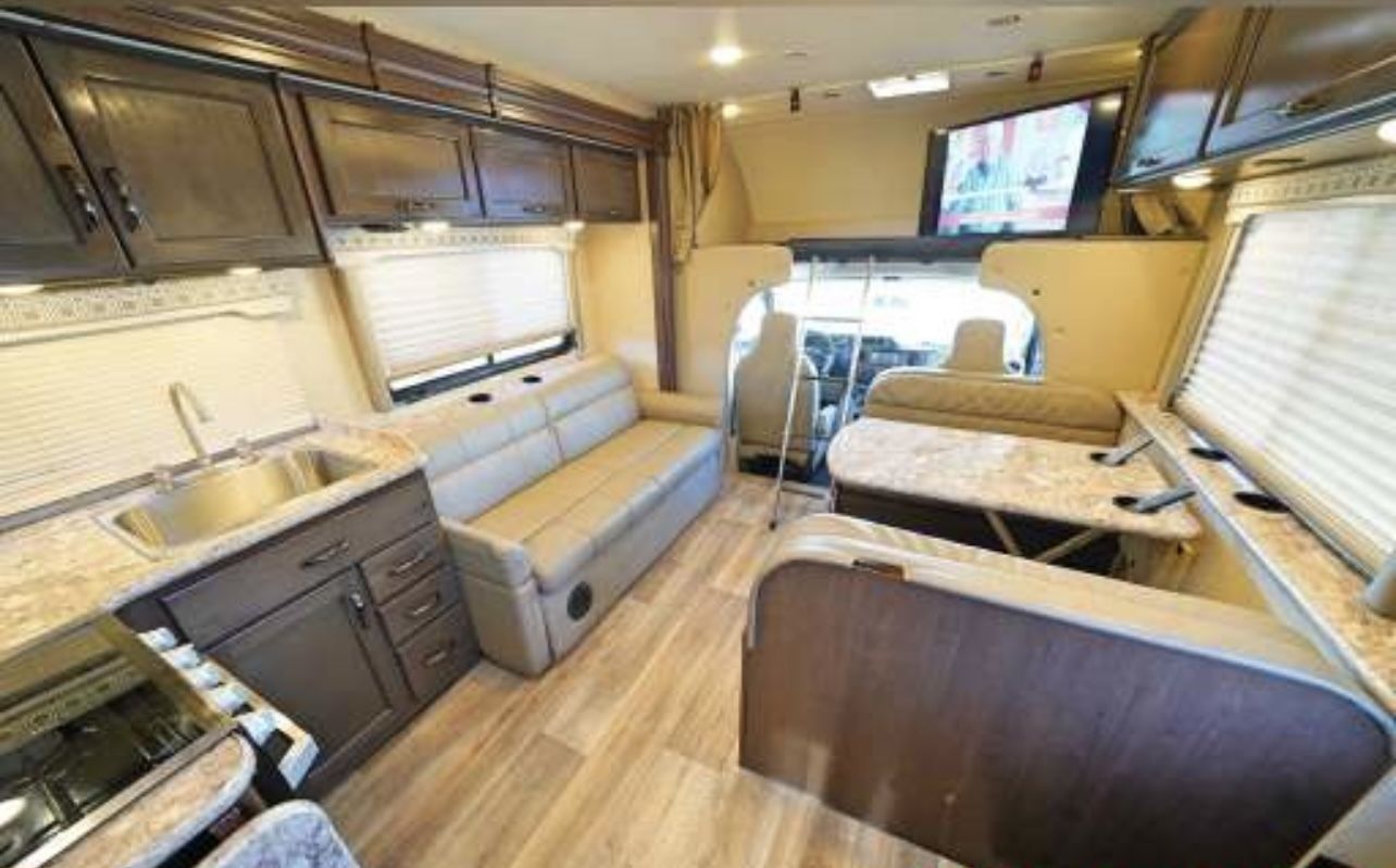 Photo 16 - 2019 Fourwinds Class C Motorhome rental photo 18