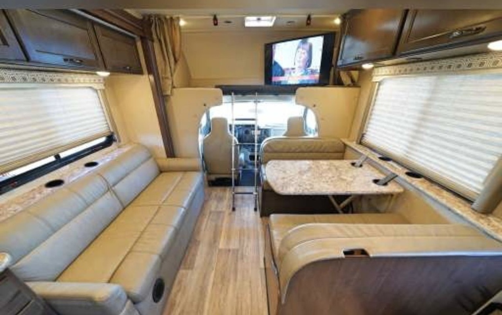 Photo 17 - 2019 Fourwinds Class C Motorhome rental photo 19