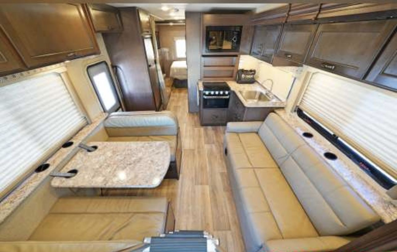 Photo 18 - 2019 Fourwinds Class C Motorhome rental photo 20