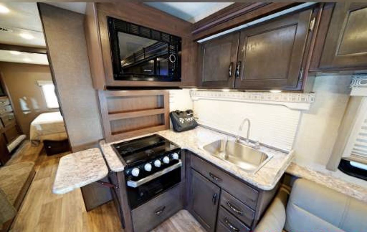 Photo 22 - 2019 Fourwinds Class C Motorhome rental photo 24