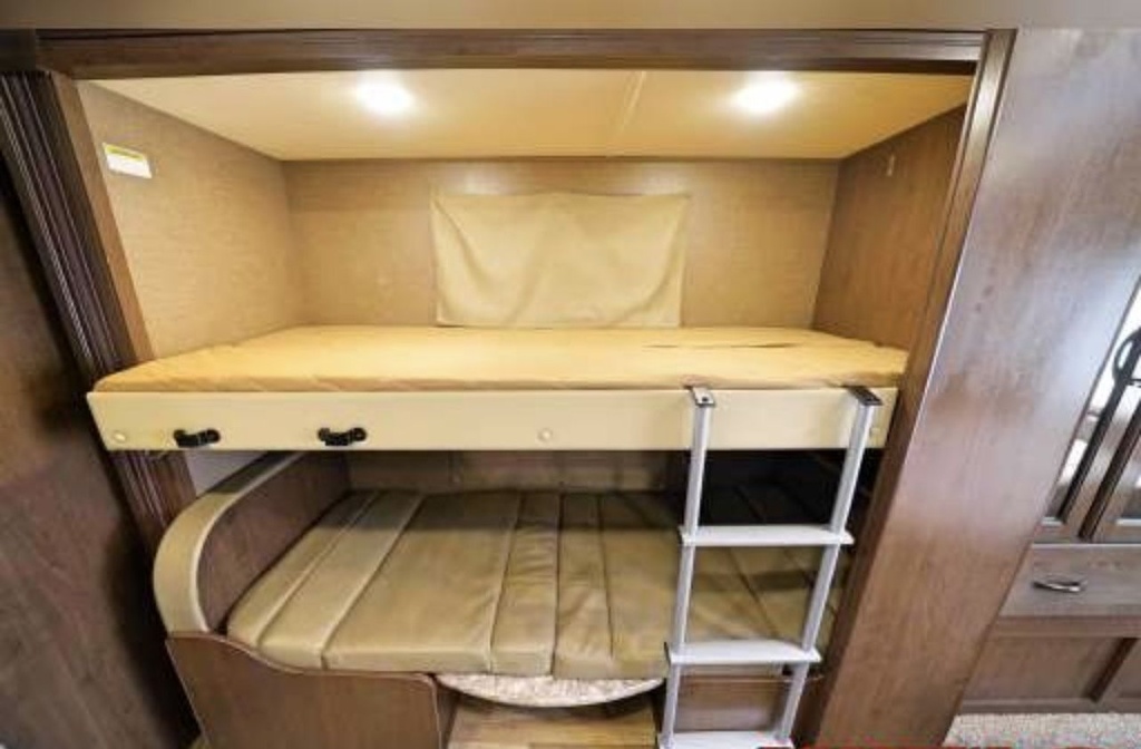 Photo 26 - 2019 Fourwinds Class C Motorhome rental photo 28