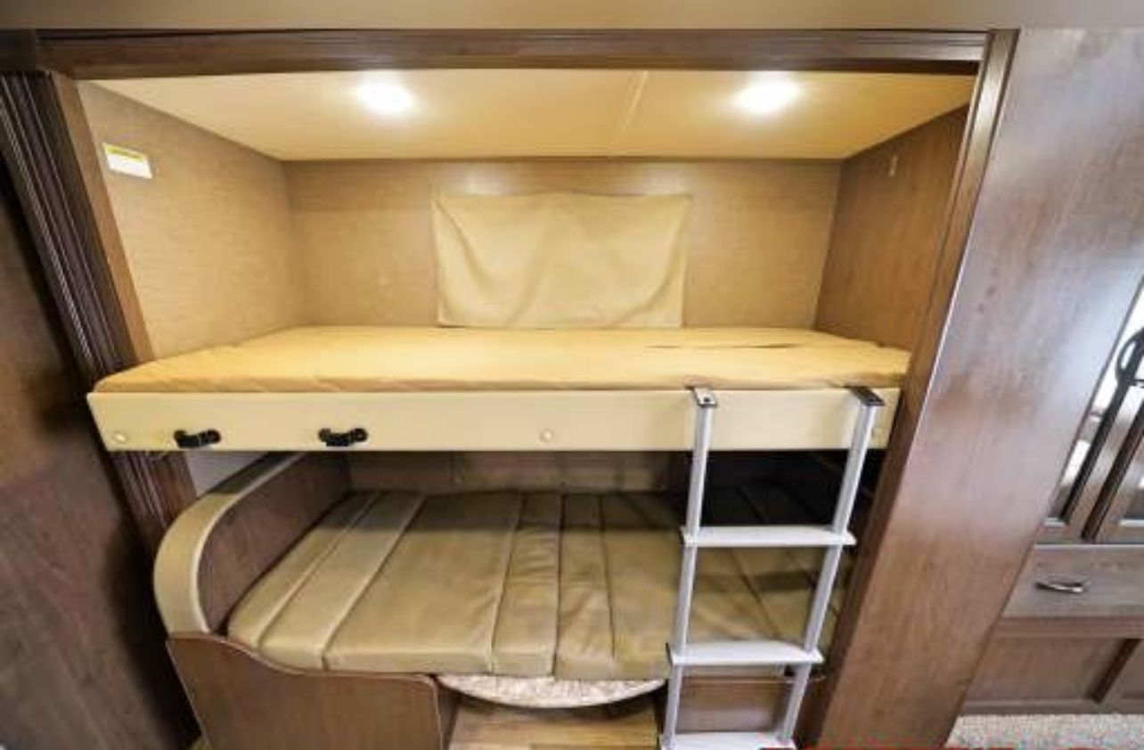 Photo 26 - 2019 Fourwinds Class C Motorhome rental photo 28