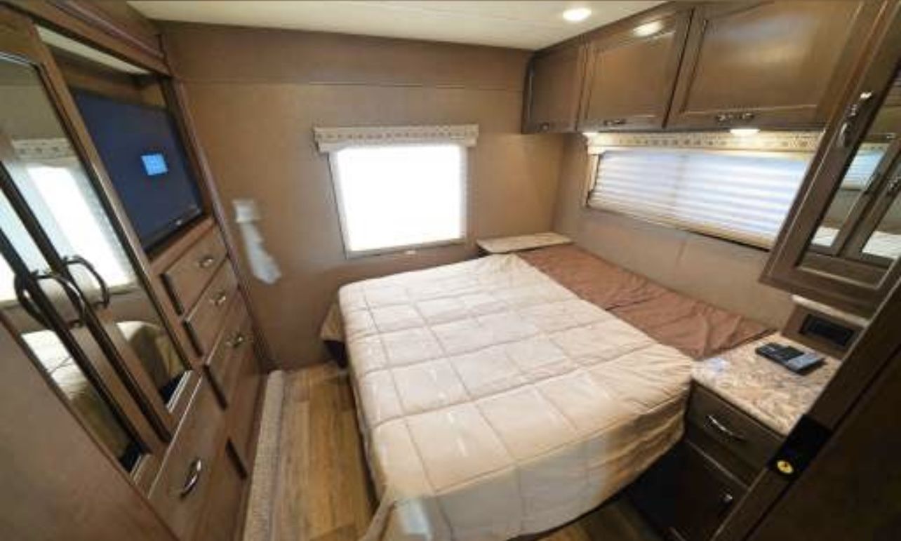 Photo 32 - 2019 Fourwinds Class C Motorhome rental photo 34