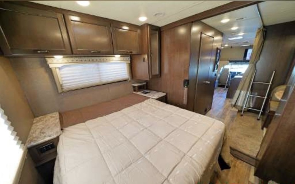 Photo 35 - 2019 Fourwinds Class C Motorhome rental photo 37
