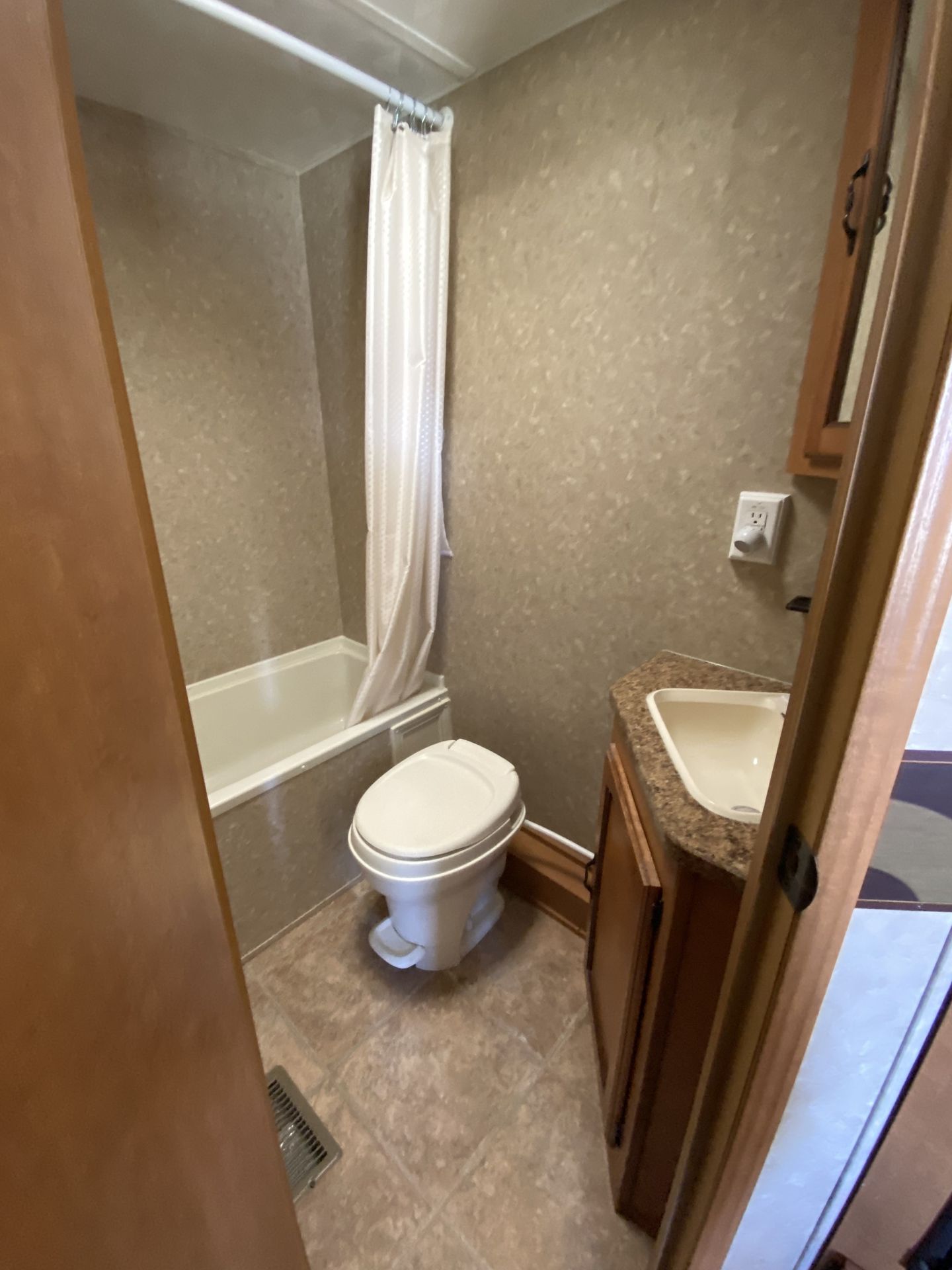 Photo 11 - 2011 Palomino Travel Trailer rental photo 16