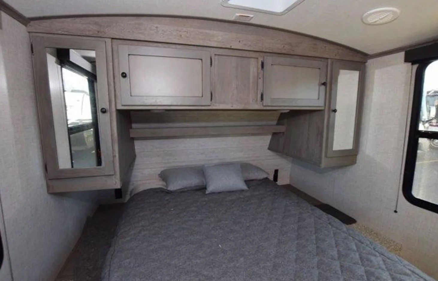 Photo 19 - 2020 Keystone Travel Trailer rental photo 21