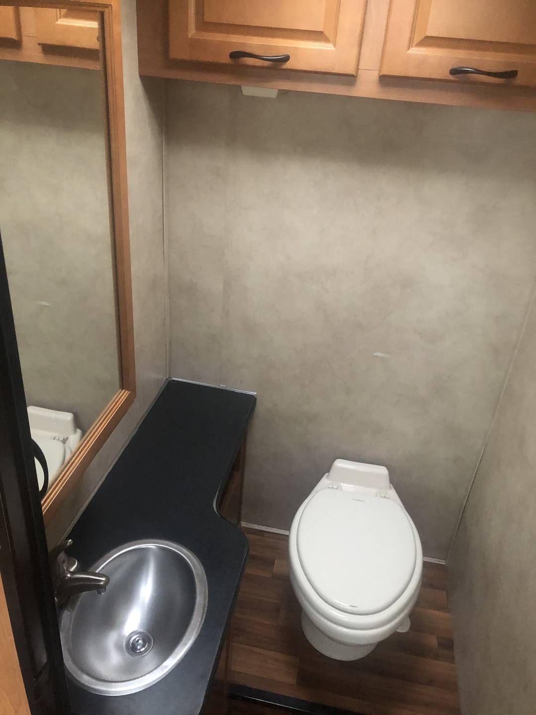 Photo 3 - 2016 Ford Class C Motorhome rental photo 6