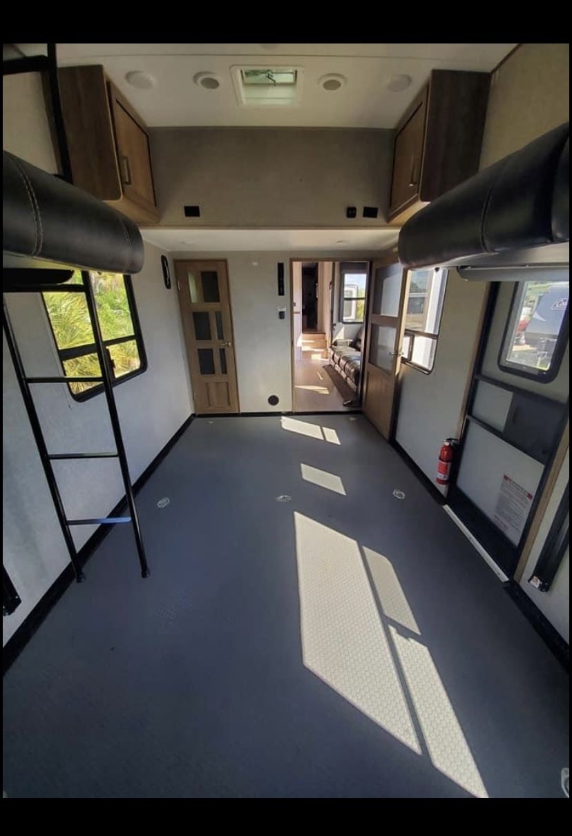 Photo 0 - 2019 Dutchmen Fifth Wheel rental photo 8