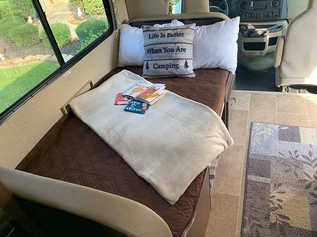 Photo 10 - 2019 Thor Class C Motorhome rental photo 12