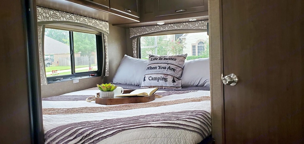 Photo 14 - 2019 Thor Class C Motorhome rental photo 16