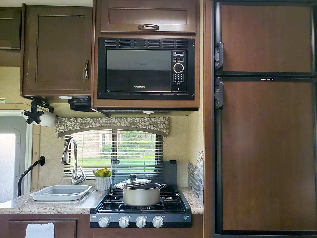 Photo 17 - 2019 Thor Class C Motorhome rental photo 19