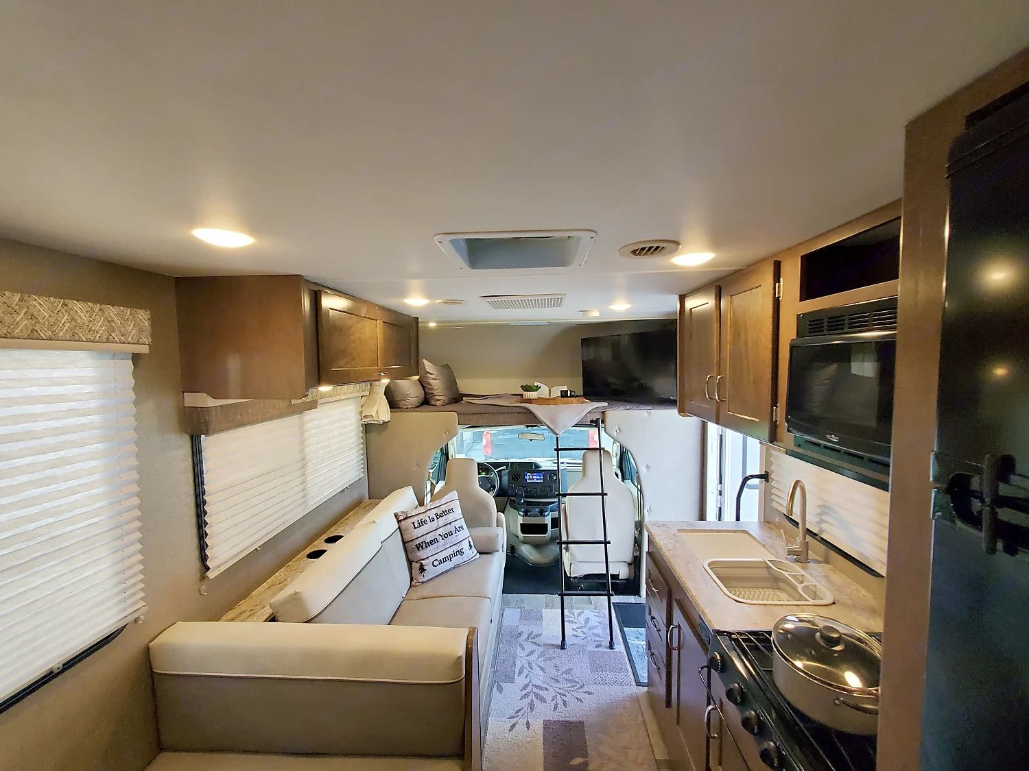 Photo 5 - 2019 Winnebago Class C Motorhome rental photo 7