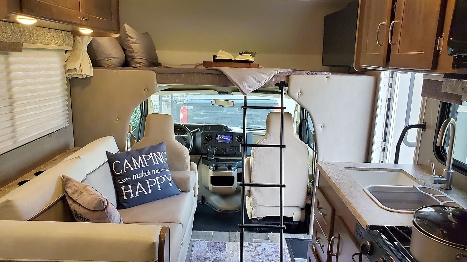 Photo 9 - 2019 Winnebago Class C Motorhome rental photo 11