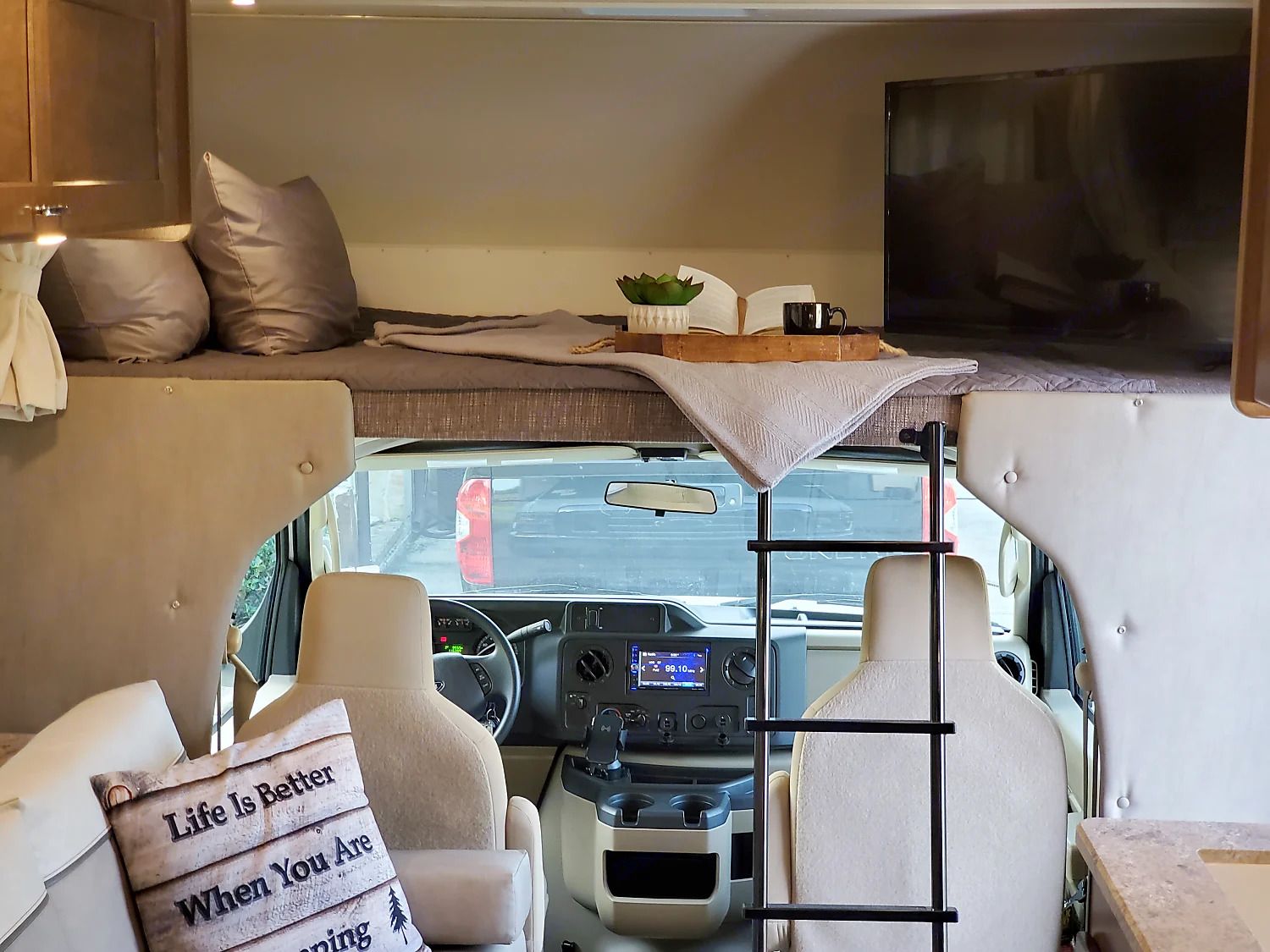 Photo 10 - 2019 Winnebago Class C Motorhome rental photo 12