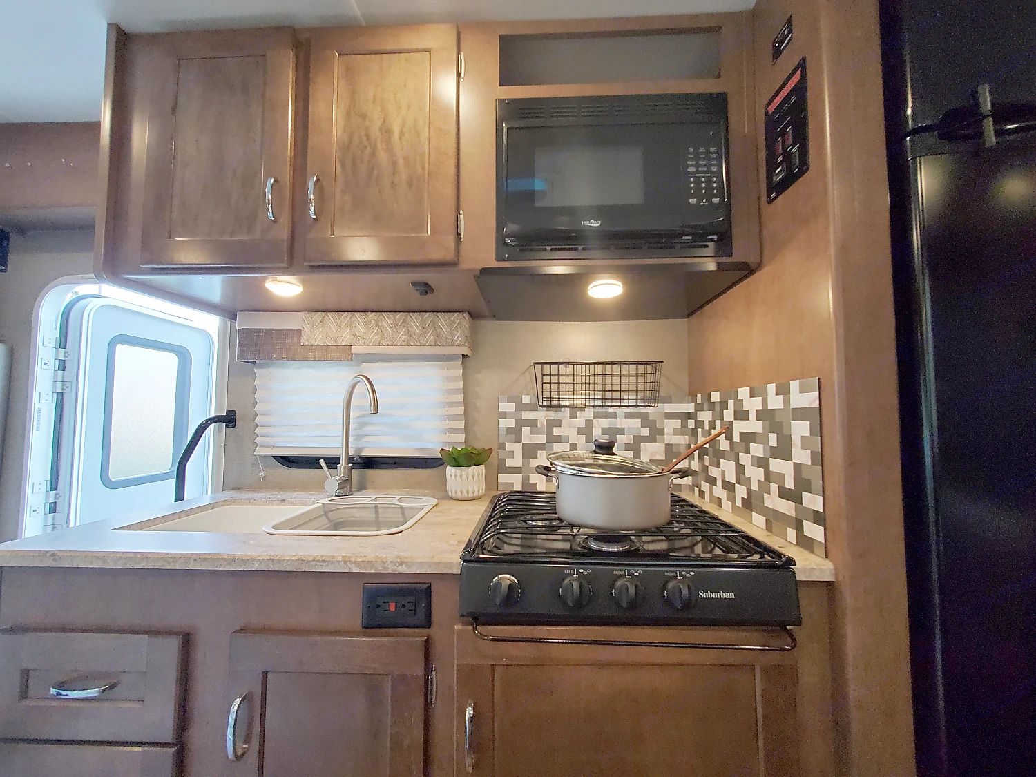 Photo 11 - 2019 Winnebago Class C Motorhome rental photo 13