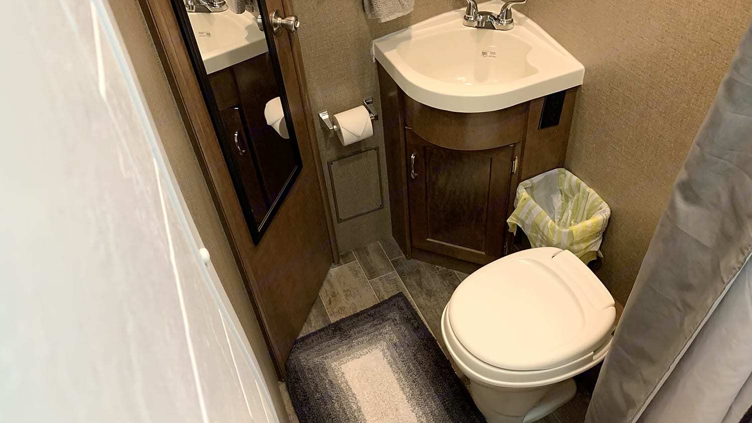 Photo 17 - 2019 Winnebago Class C Motorhome rental photo 19