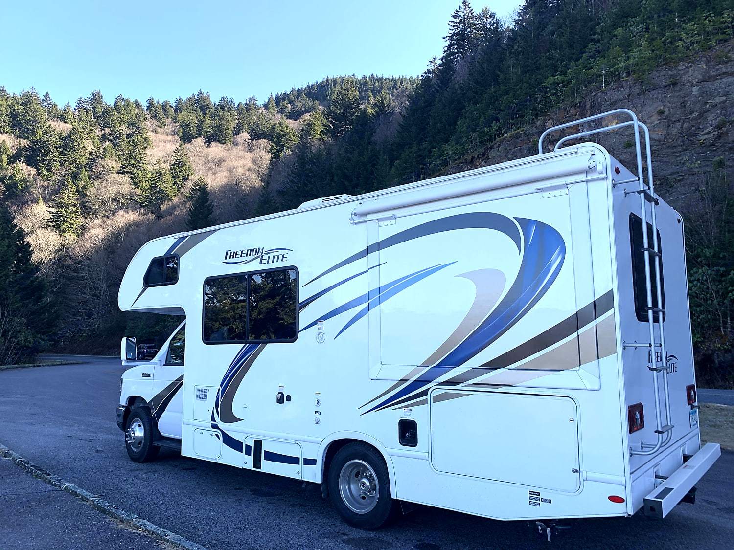 Photo 1 - 2019 Thor Class C Motorhome rental photo 3