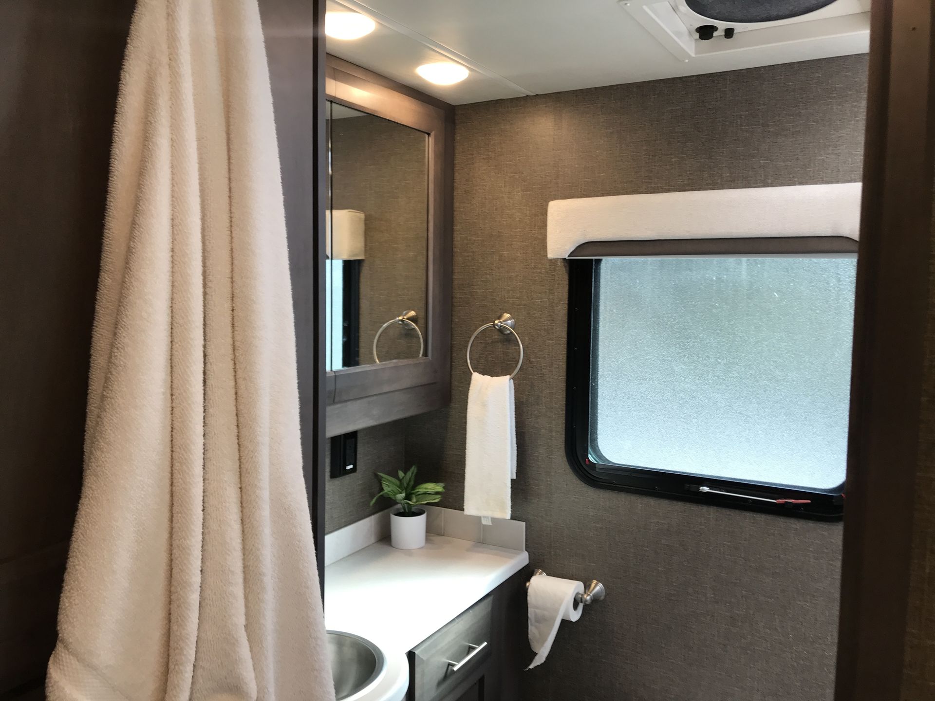 Photo 5 - 2021 Thor Motor Coach Class A Motorhome rental photo 12