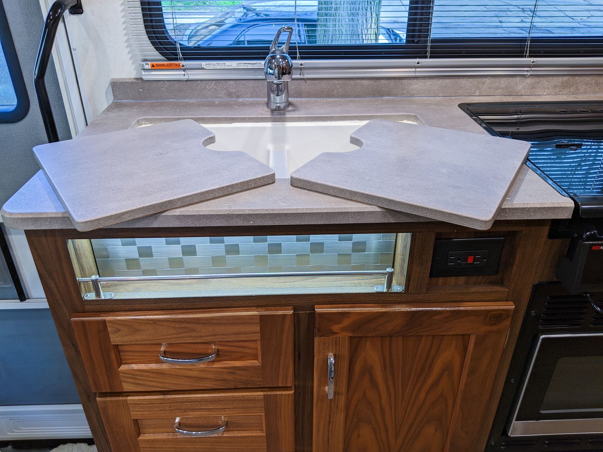 Photo 14 - 2020 Winnebago Class C Motorhome rental photo 27