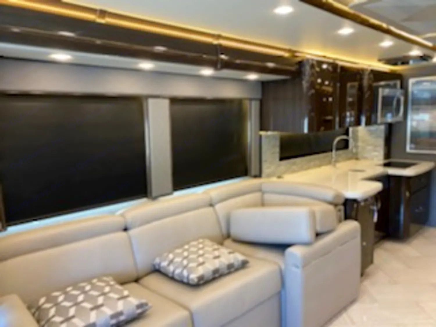 Photo 9 - 2020 American Coach Class A Motorhome rental photo 11