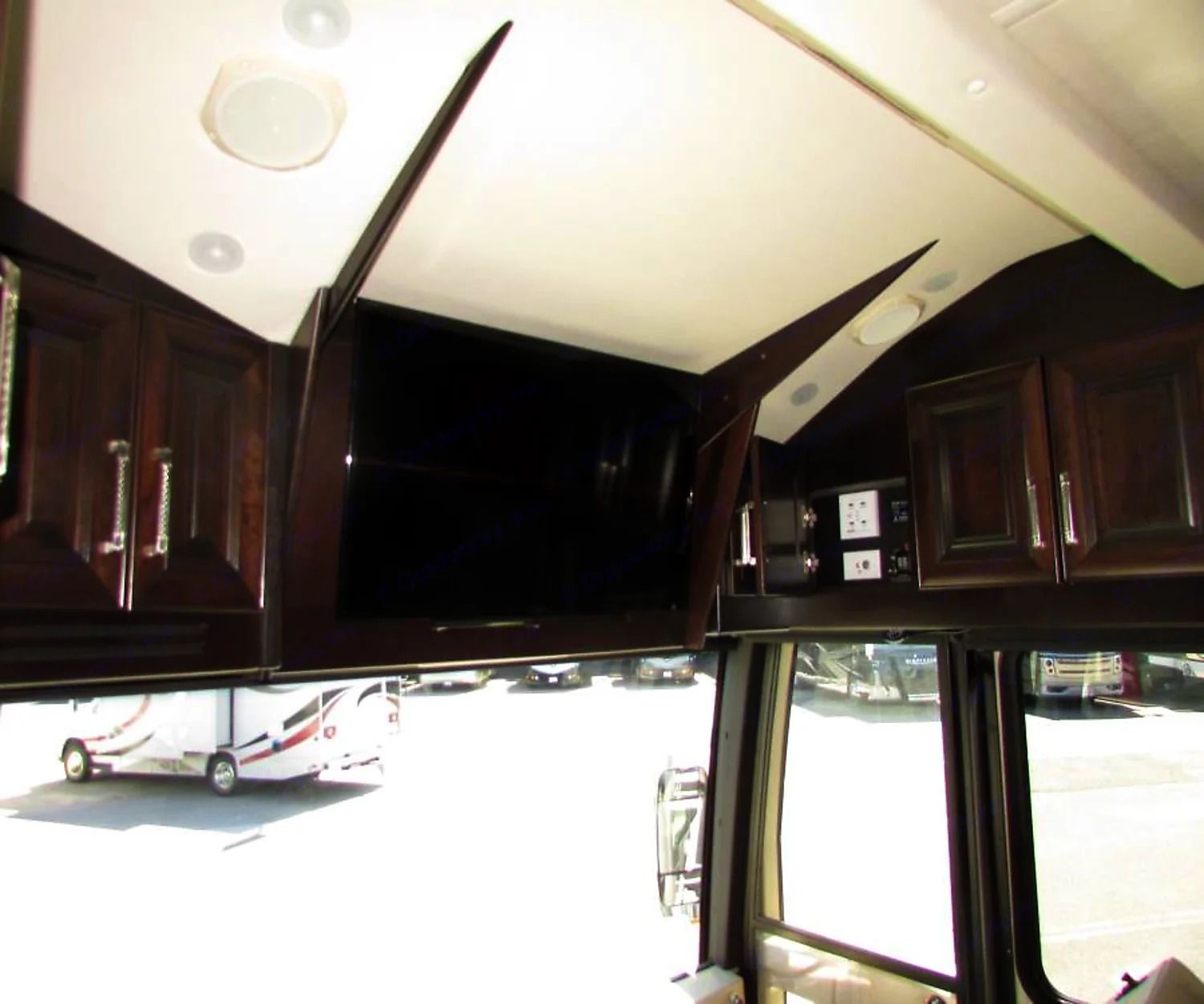 Photo 2 - 2015 Fleetwood Class A Motorhome rental photo 4