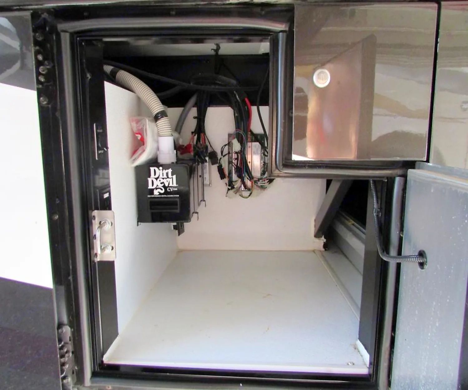 Photo 10 - 2015 Fleetwood Class A Motorhome rental photo 12