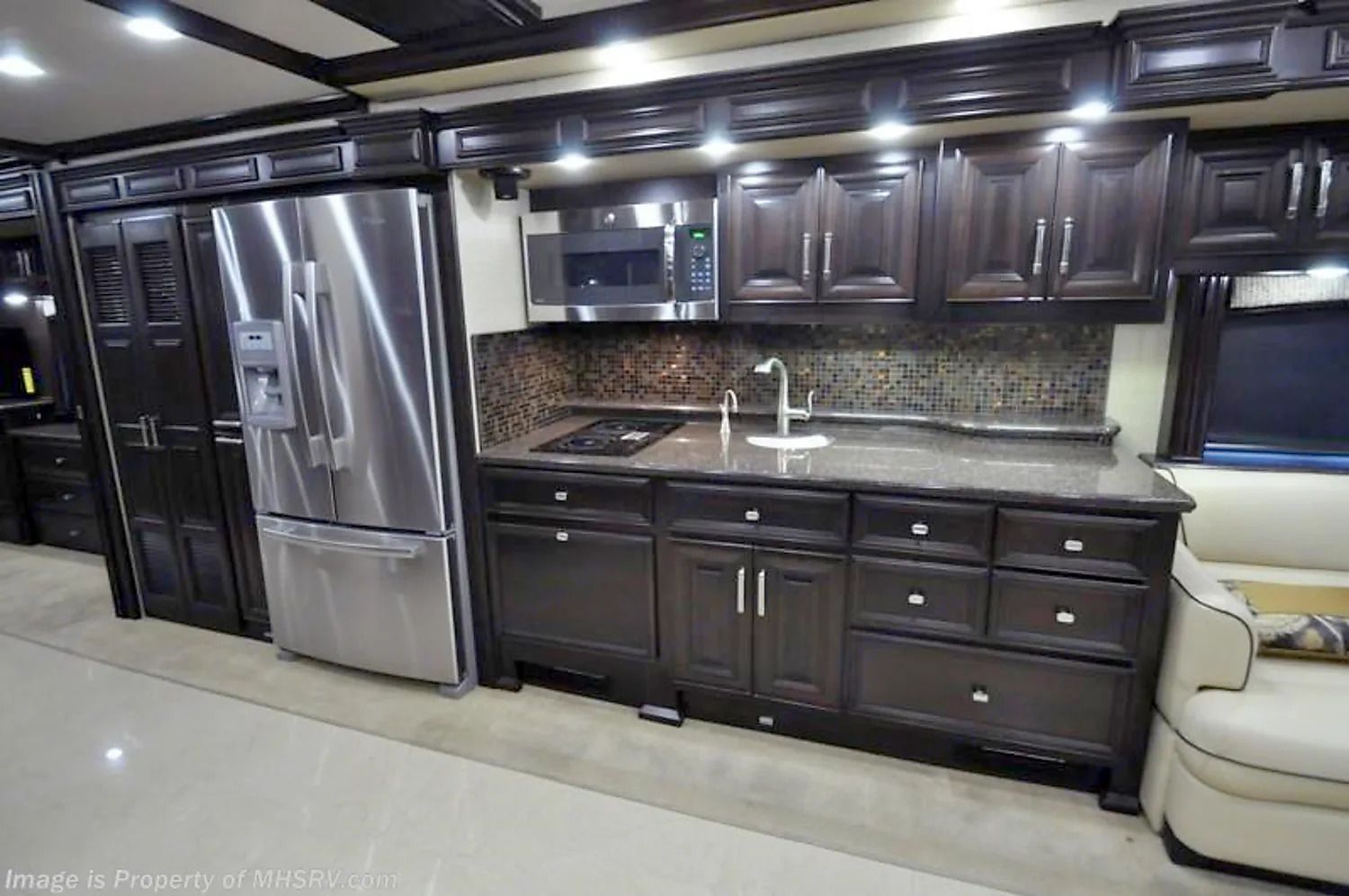 Photo 13 - 2015 Fleetwood Class A Motorhome rental photo 15