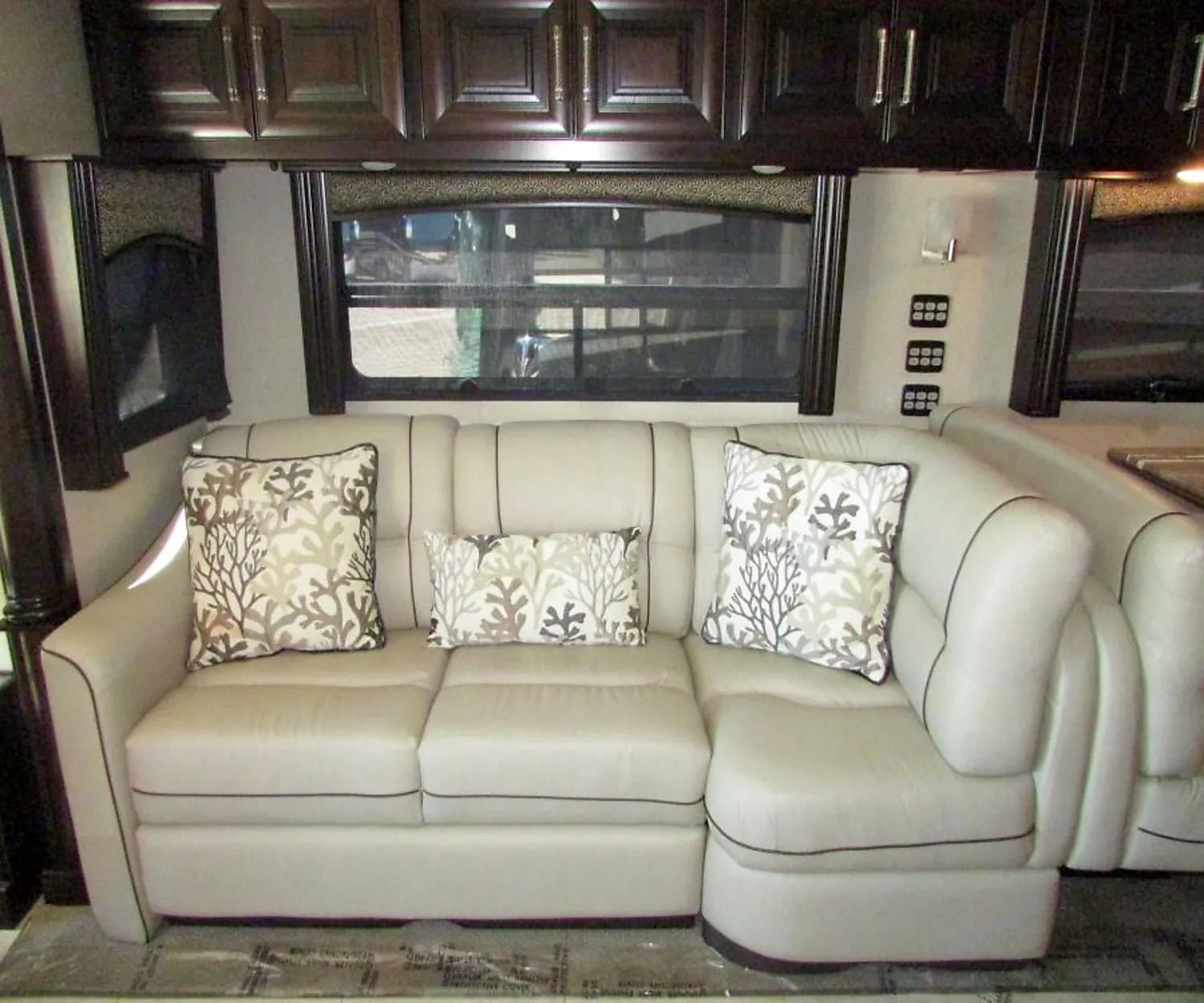 Photo 19 - 2015 Fleetwood Class A Motorhome rental photo 21