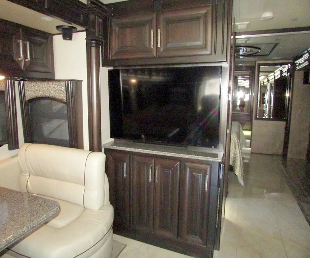Photo 22 - 2015 Fleetwood Class A Motorhome rental photo 24