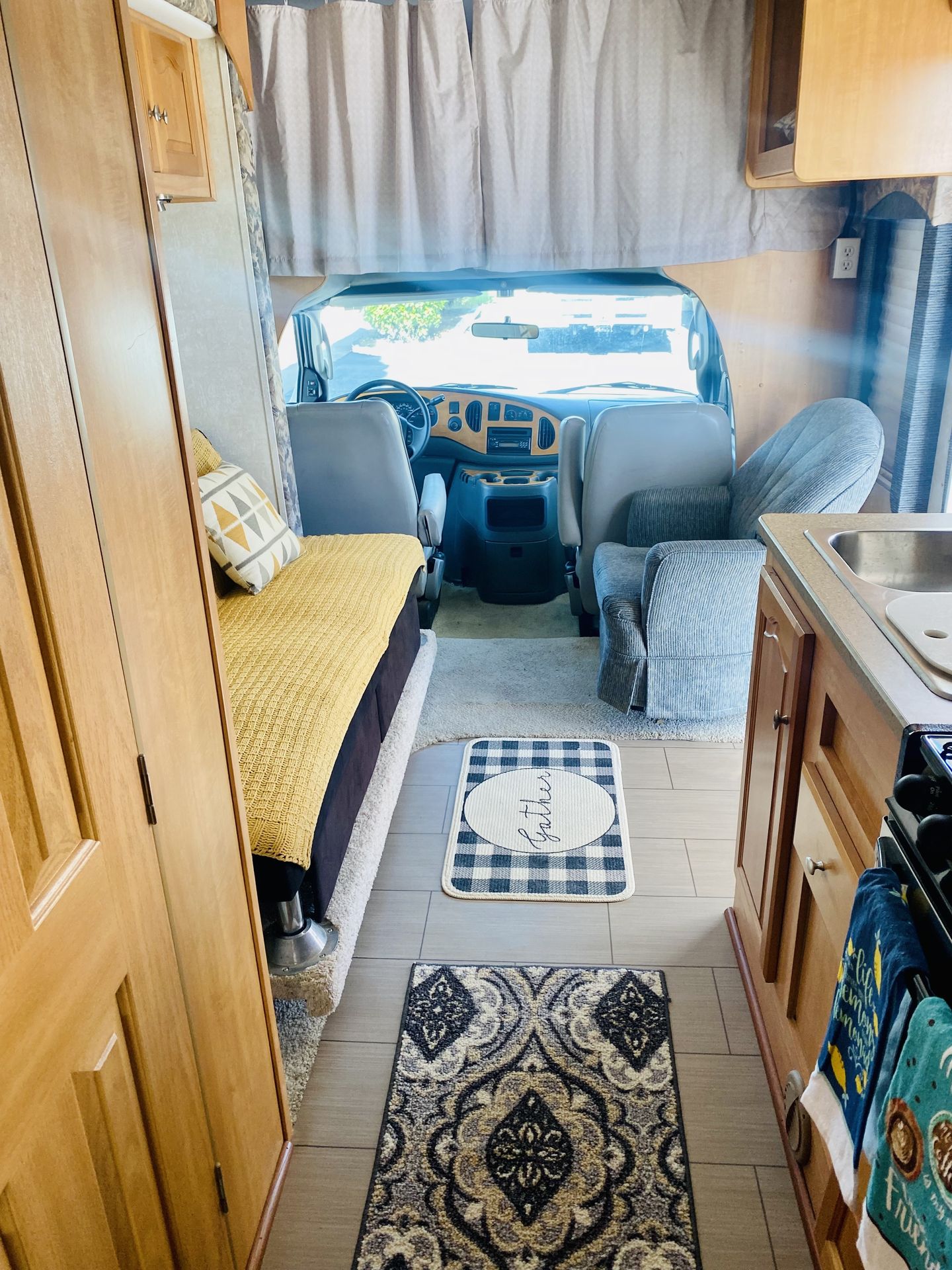 Photo 2 - 2006 Forester Class C Motorhome rental photo 23