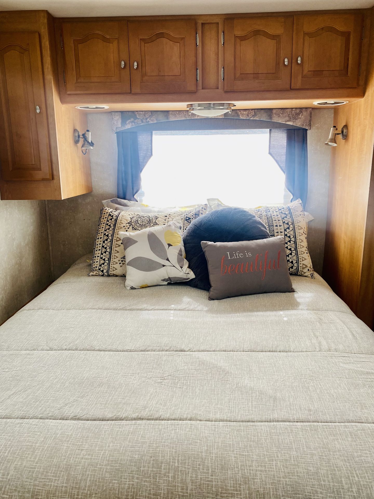 Photo 2 - 2006 Forester Class C Motorhome rental photo 25