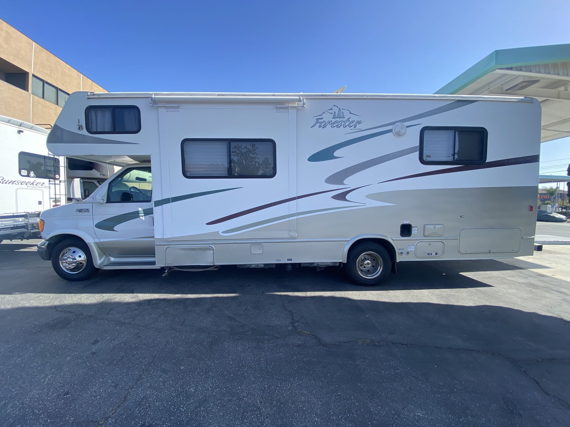 Photo 4 - 2006 Forester Class C Motorhome rental photo 30