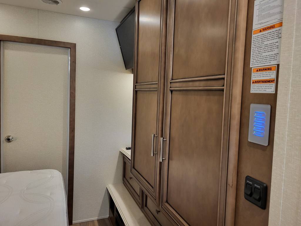 Photo 3 - 2020 Newmar Class A Motorhome rental photo 9