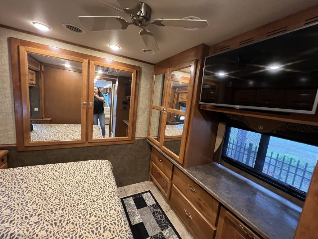 Photo 2 - 2015 Tiffin Class A Motorhome rental photo 4