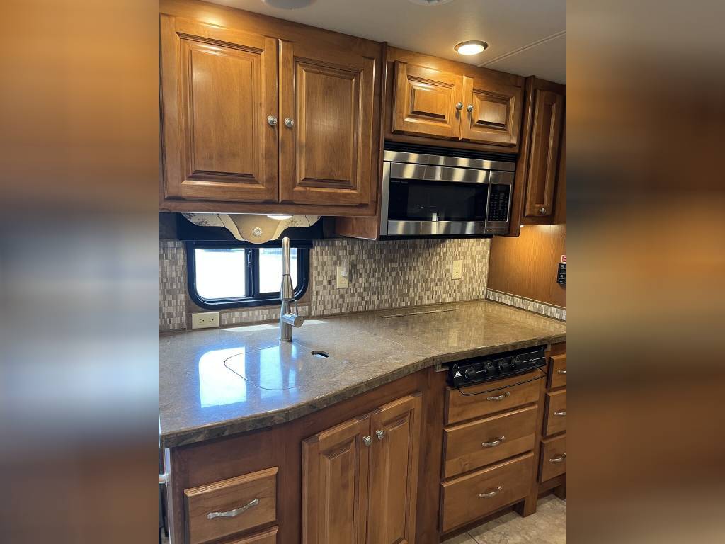 Photo 4 - 2015 Tiffin Class A Motorhome rental photo 8