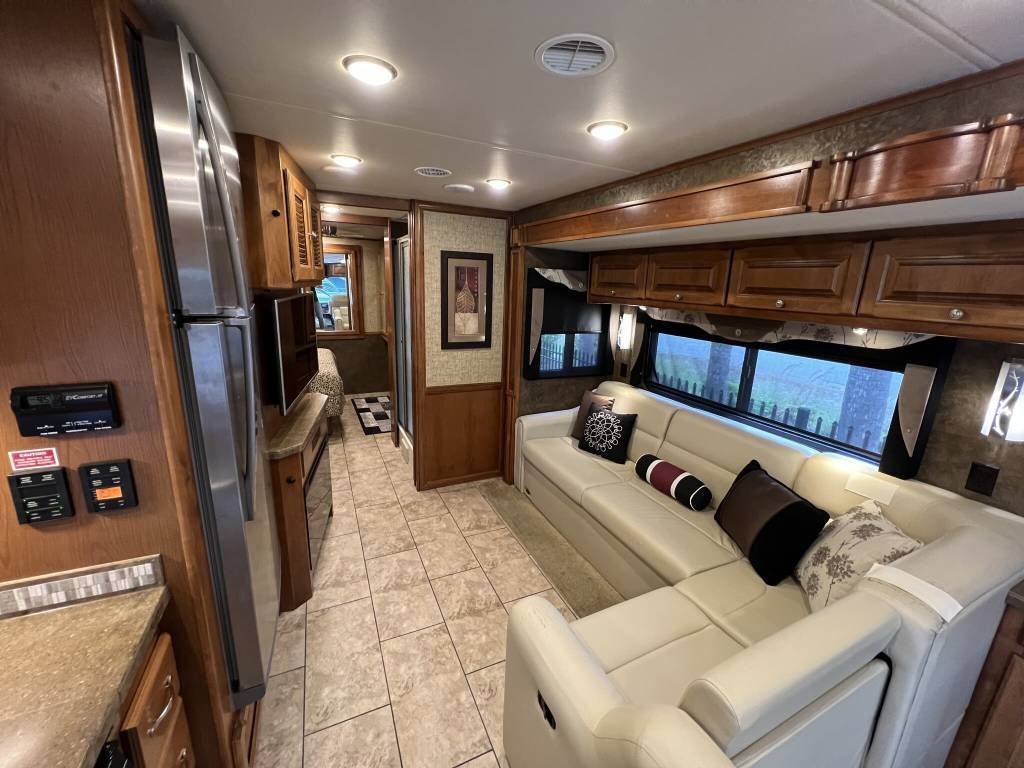 Photo 4 - 2015 Tiffin Class A Motorhome rental photo 10