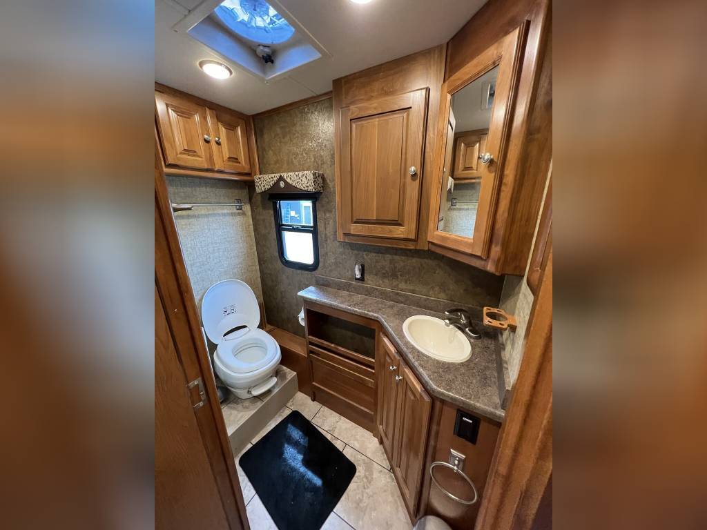 Photo 4 - 2015 Tiffin Class A Motorhome rental photo 13