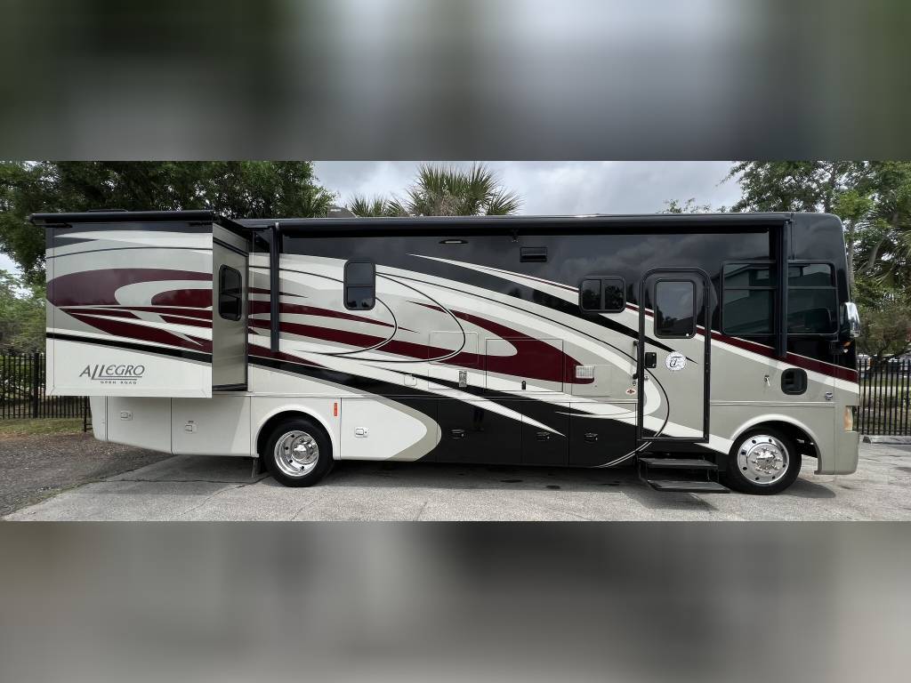 Photo 5 - 2015 Tiffin Class A Motorhome rental photo 14