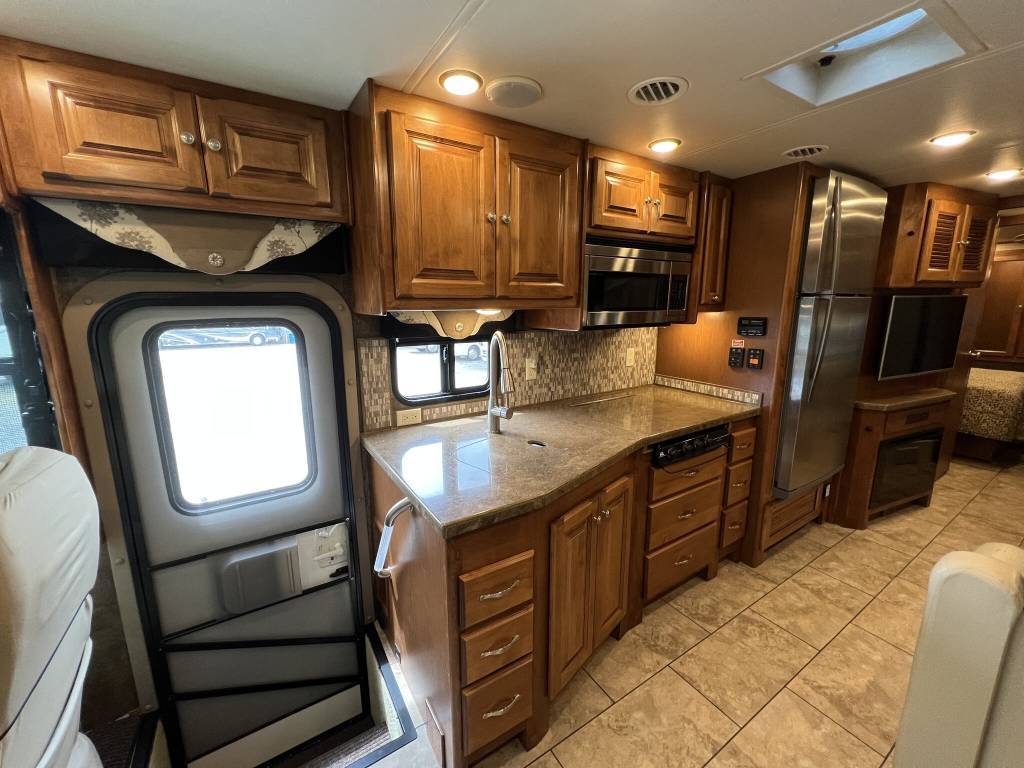 Photo 5 - 2015 Tiffin Class A Motorhome rental photo 15