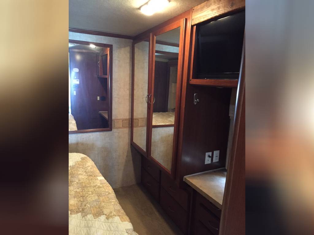 Photo 3 - 2008 Fleetwood Class A Motorhome rental photo 11