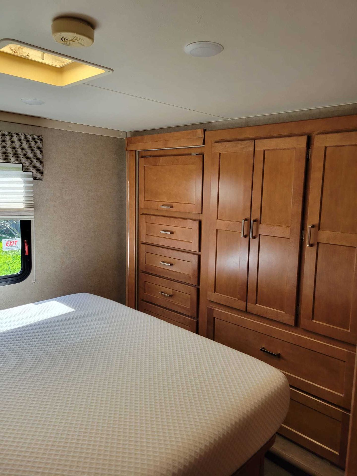 Photo 14 - 2019 Winnebago Class C Motorhome rental photo 16