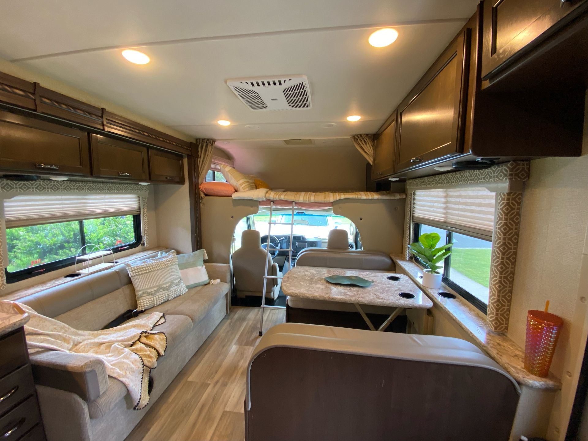 Photo 6 - 2018 Thor Class C Motorhome rental photo 8