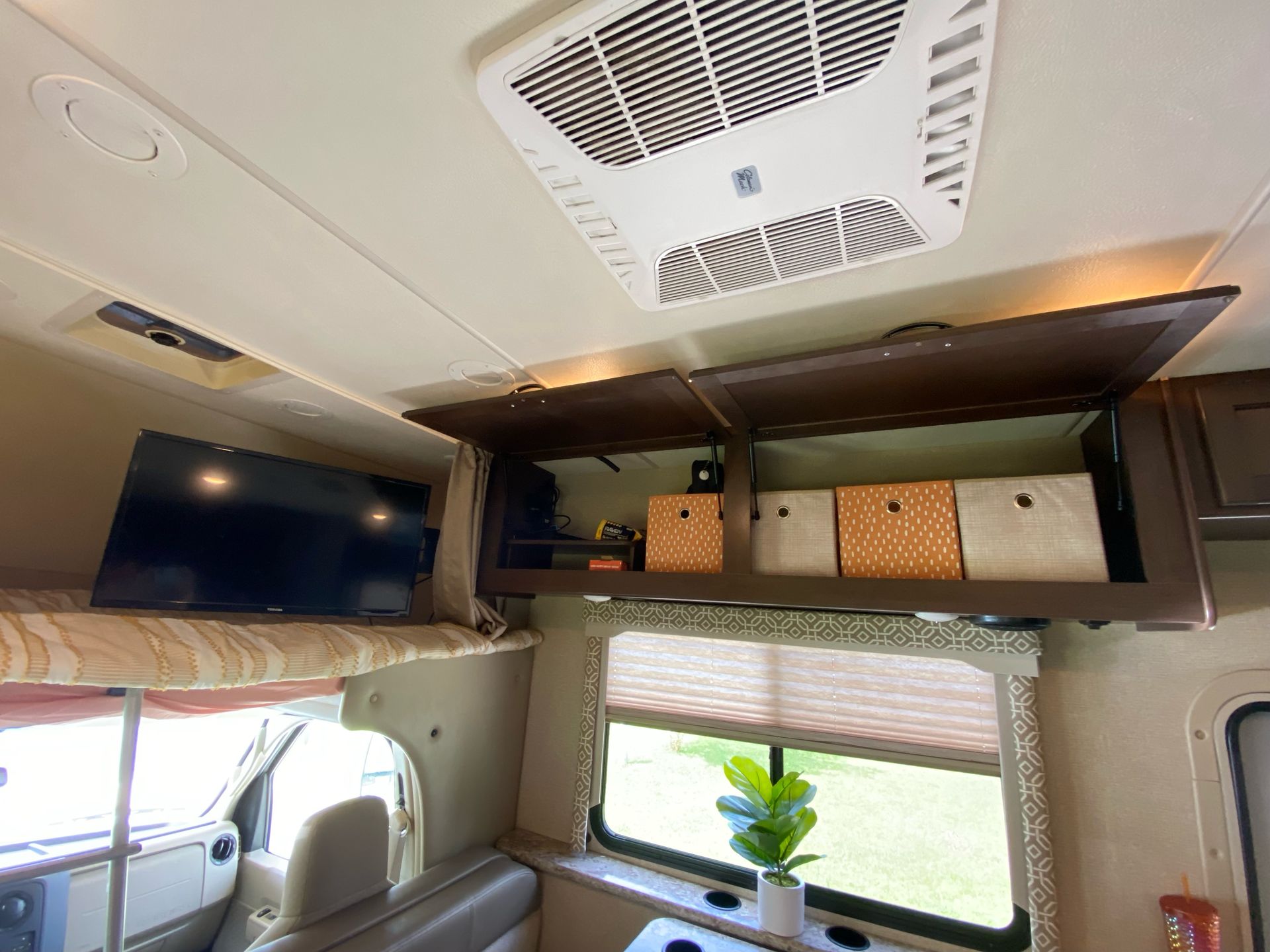 Photo 7 - 2018 Thor Class C Motorhome rental photo 9