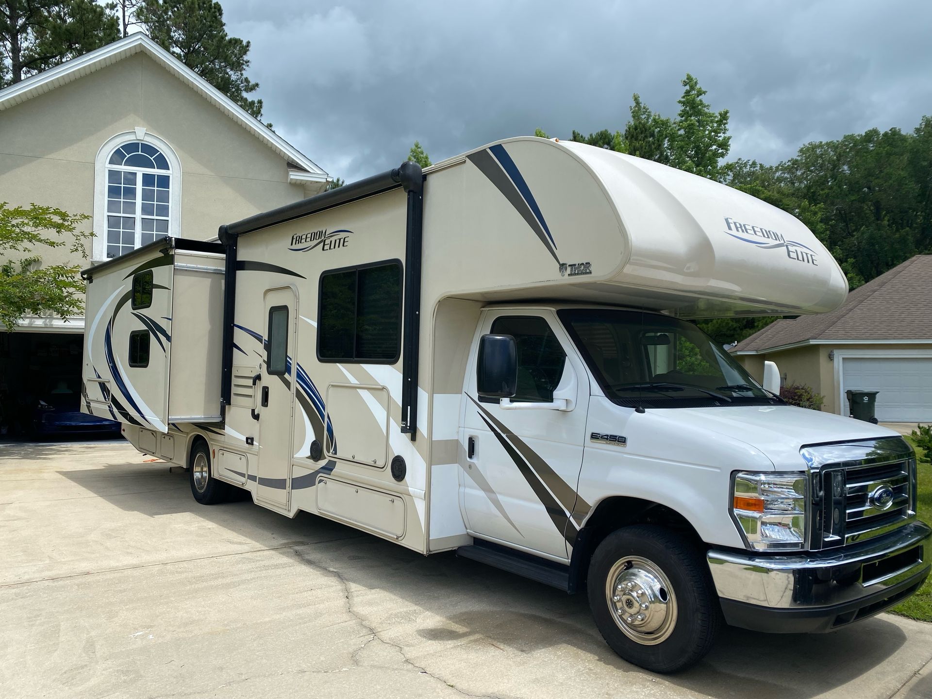 Photo 11 - 2018 Thor Class C Motorhome rental photo 13