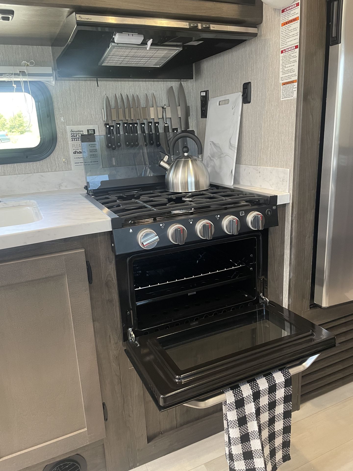 Photo 14 - 2022 Coachmen Class C Motorhome rental photo 16