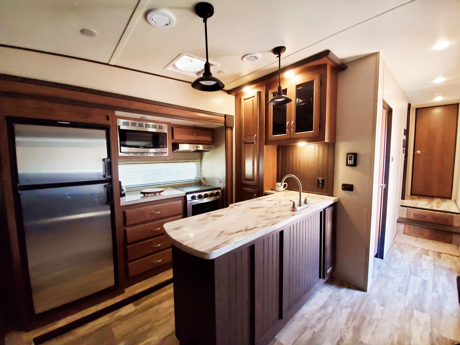 Photo 15 - 2020 Coachmen Fifth Wheel rental photo 17