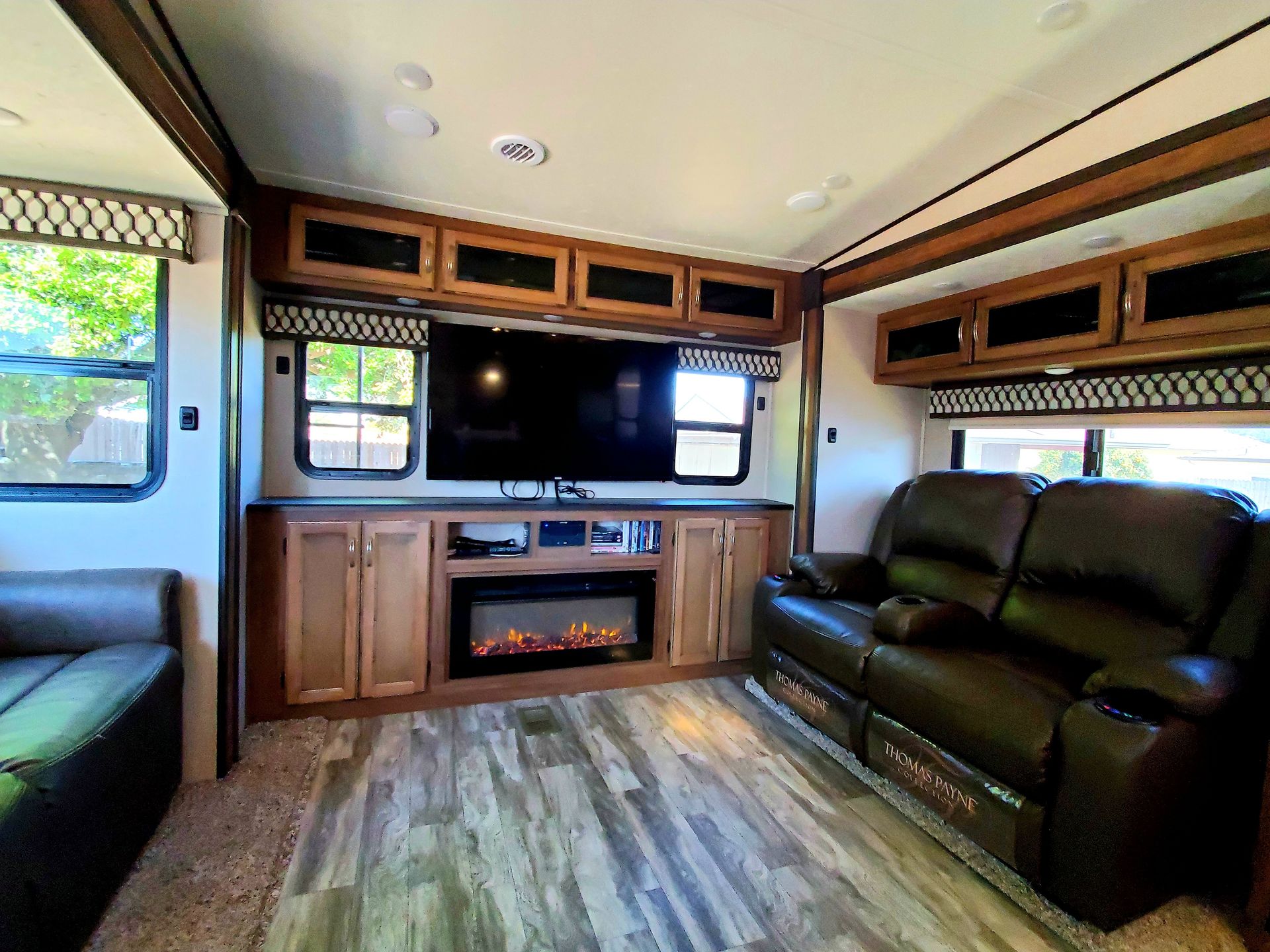 Photo 16 - 2020 Coachmen Fifth Wheel rental photo 18